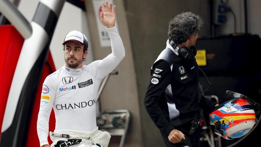 Alonso saluda tras terminar el Gran Premio.
