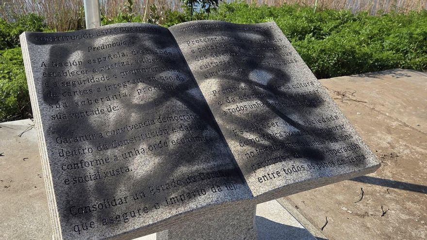 Vandalizan o novo monumento á Constitución inaugurado esta semana en Padrón
