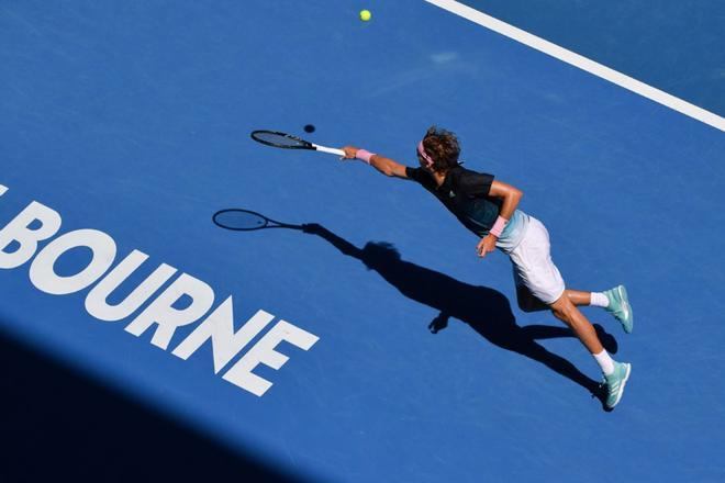 Alexander Zverev, de Alemania, realiza una devolución contra Milos Raonic de Canadá durante el partido de individuales en el torneo de tenis Abierto de Australia.