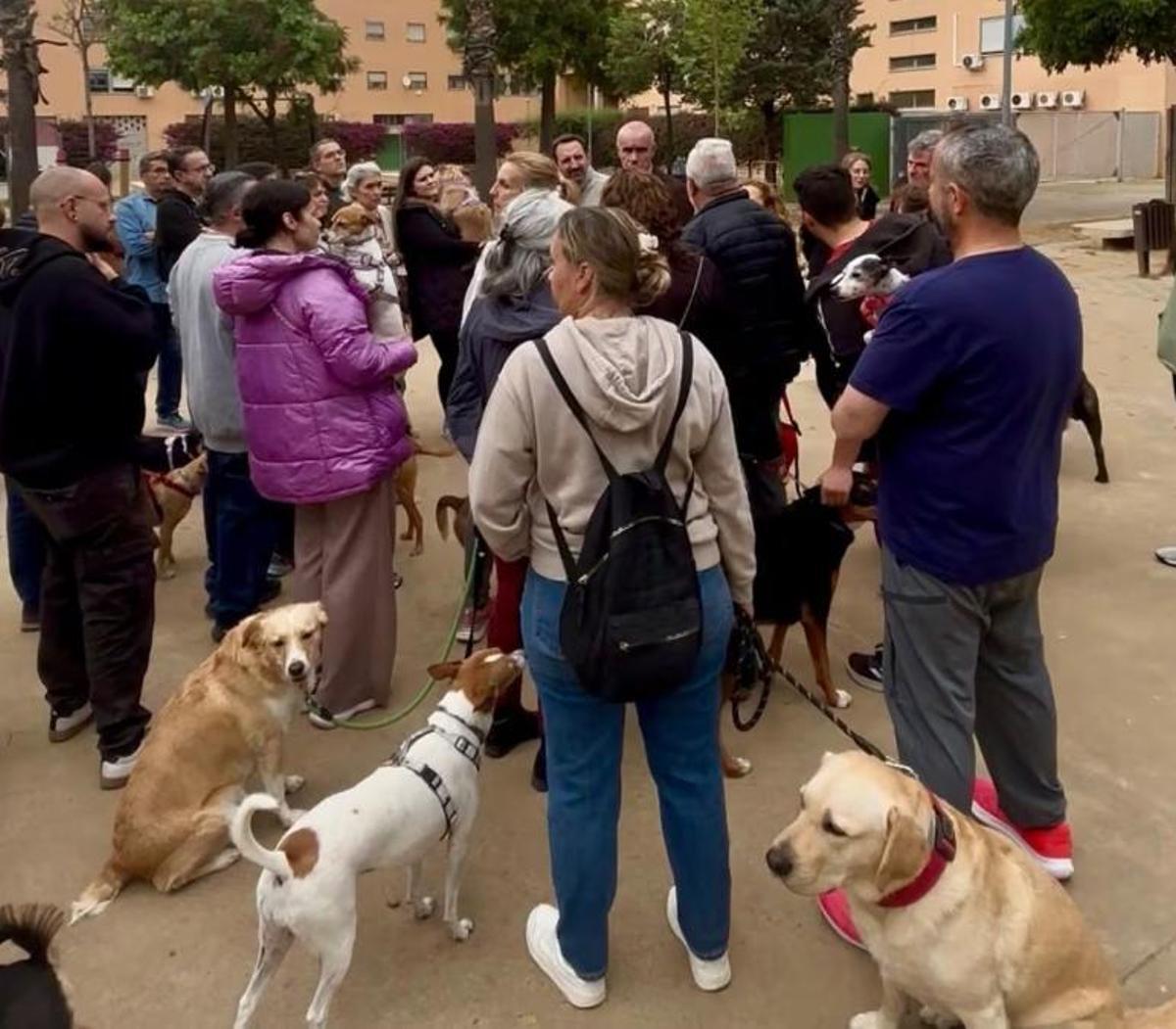 Grupo de vecinos y usuarios ante el cierre del pipicán de Sevilla Este
