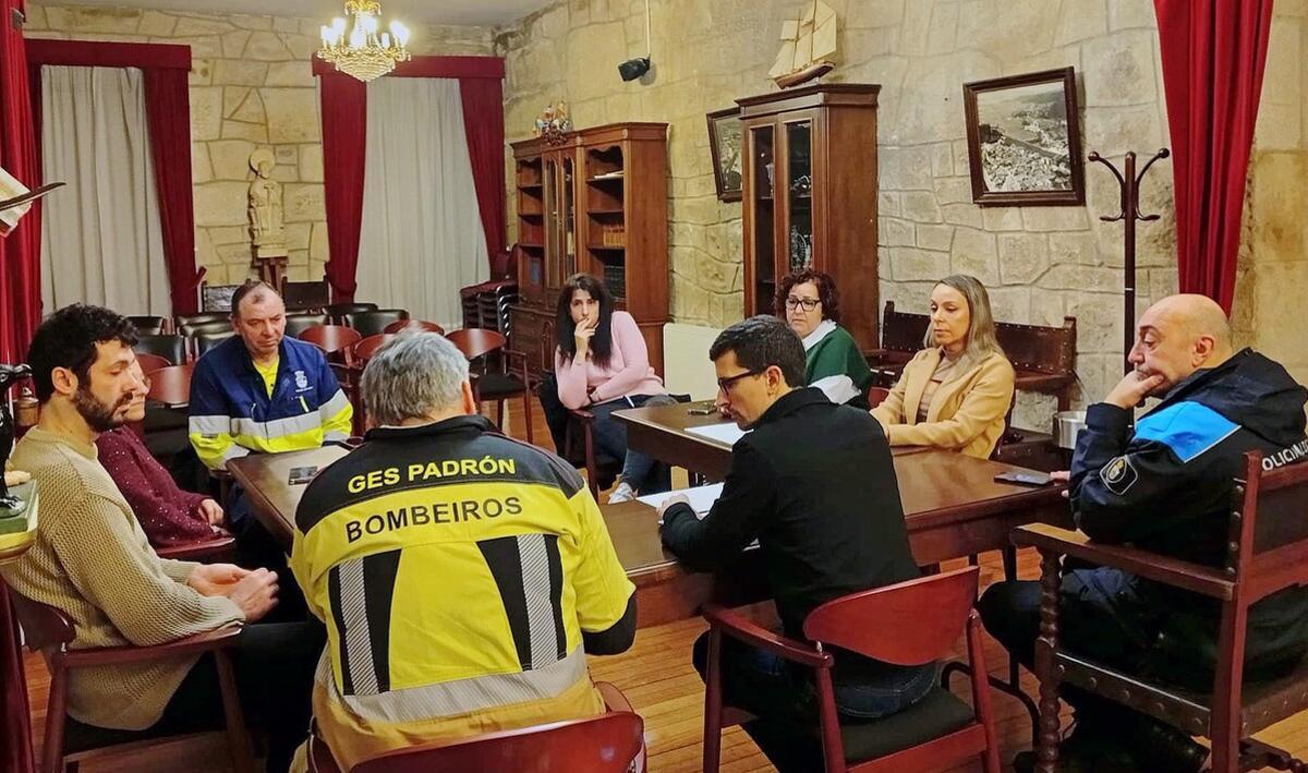 Reunión de autoridades, técnicos y agentes en Padrón