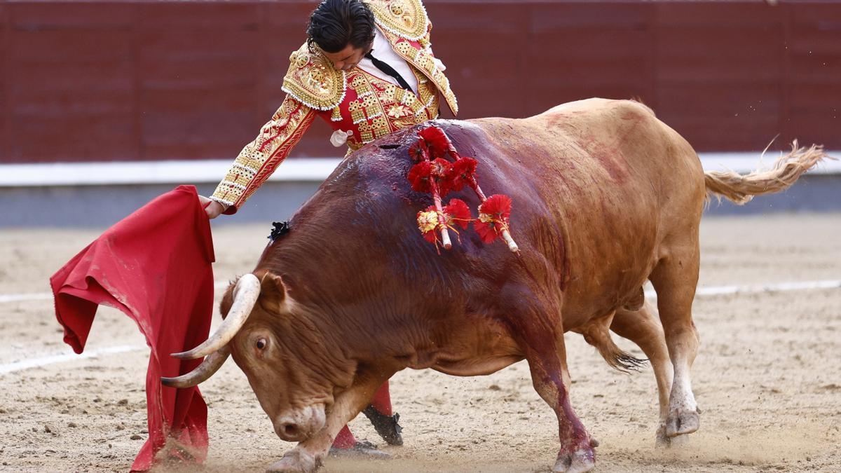 Morante de la Puebla torea con la derecha al cuarto toros de la tarde, en Las Ventas de Madrid.