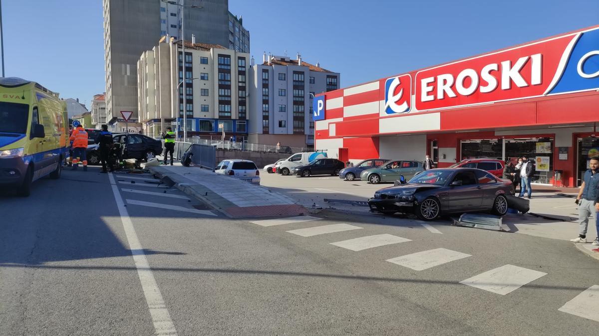 El BMW acabó en el aparcamiento del supermercado tras colisionar frontolateralmente con el otro vehículo.