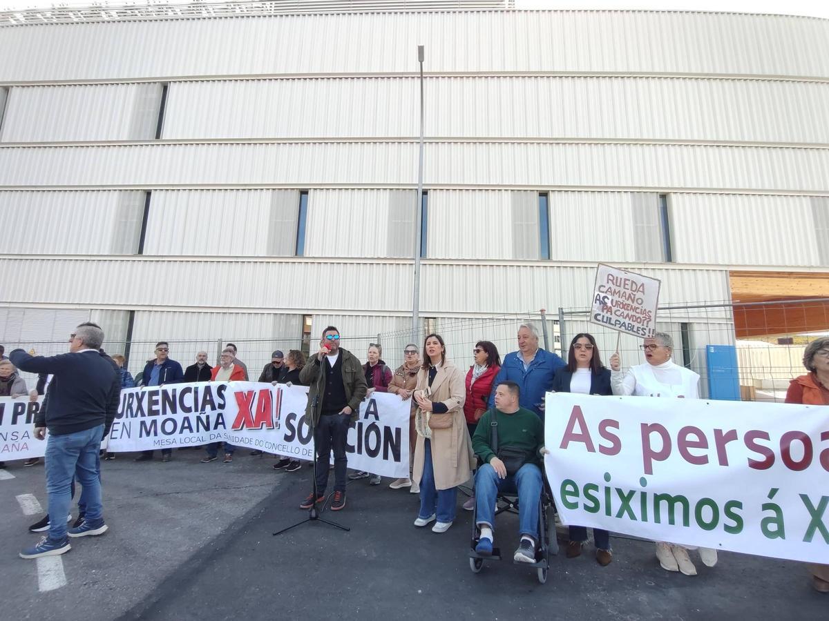 La alcaldesa, con los representantes de SOS Sanidade en su discurso ante el centro de salud de Sisalde.