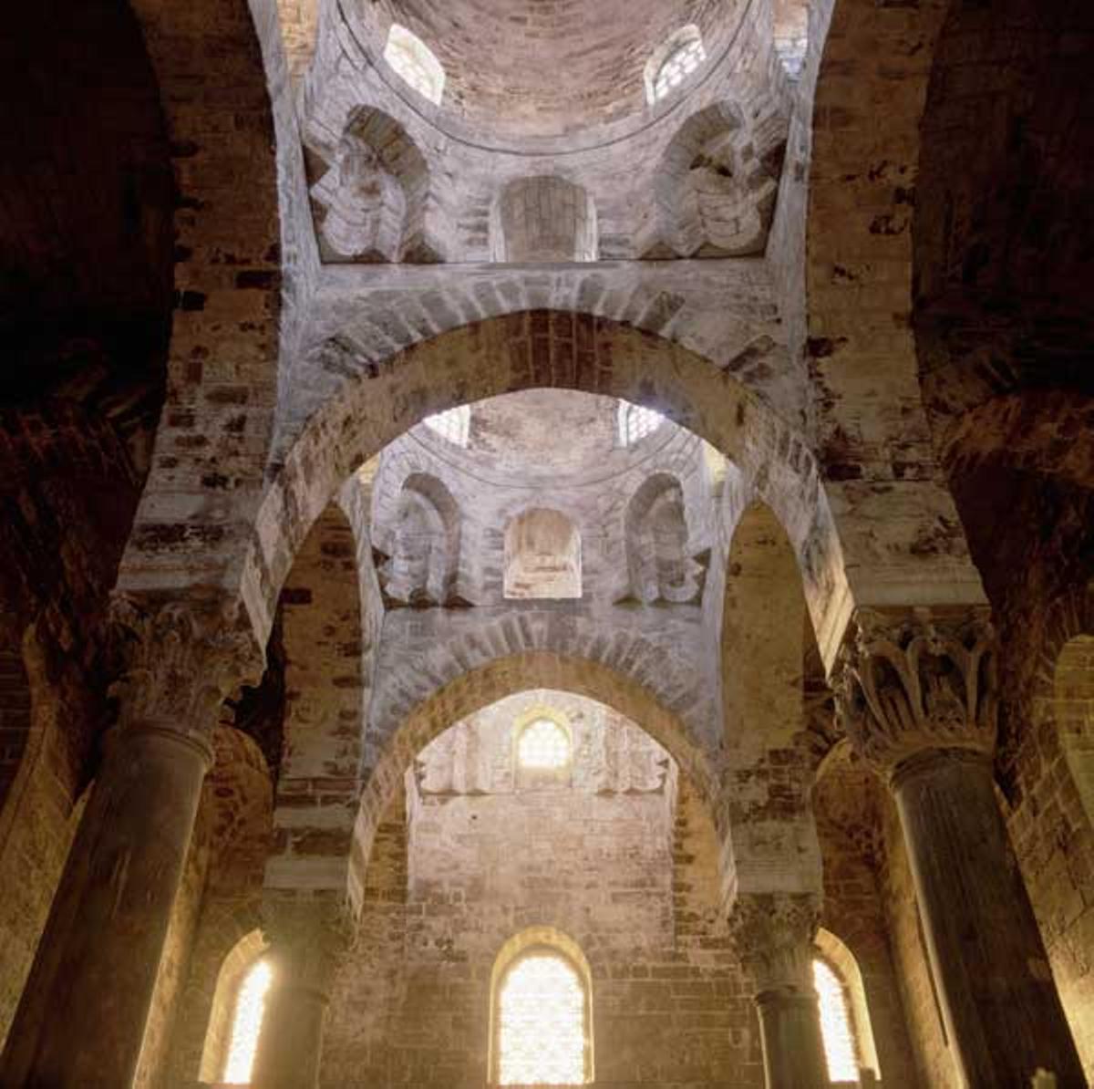 Vista interior de las cúpulas del ábside central de la Capilla de San Cataldo. Vista interior de las cúpulas del ábside central de la Capilla de San Cataldo.