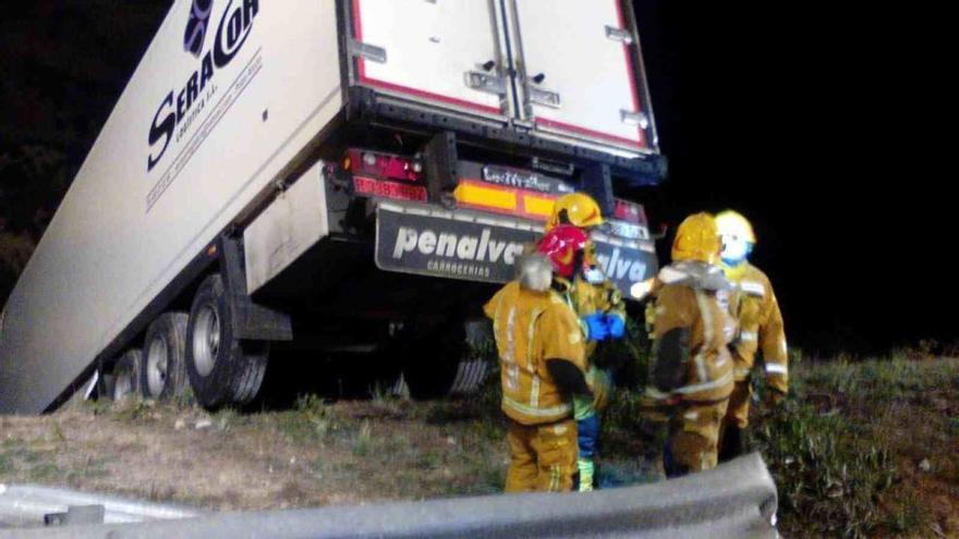 Bomberos junto al vehículo siniestrado.