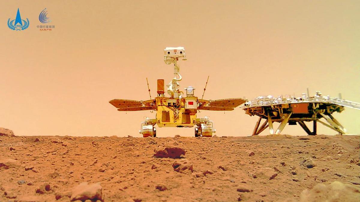 El rover chino Zhurong, cerca de la plataforma de aterrizaje, en la superficie de Marte