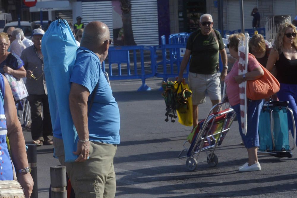 Visitantes de pueblos de Murcia y Albacete alquilan autobuses para pasar el día en Santa Pola.