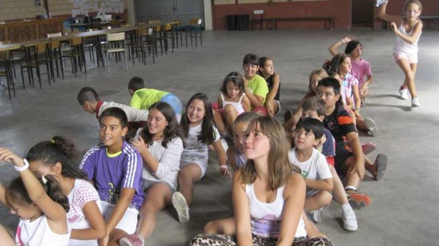 Los niños realizan una actividad en el marco del campamento urbano de Santa Cristina.