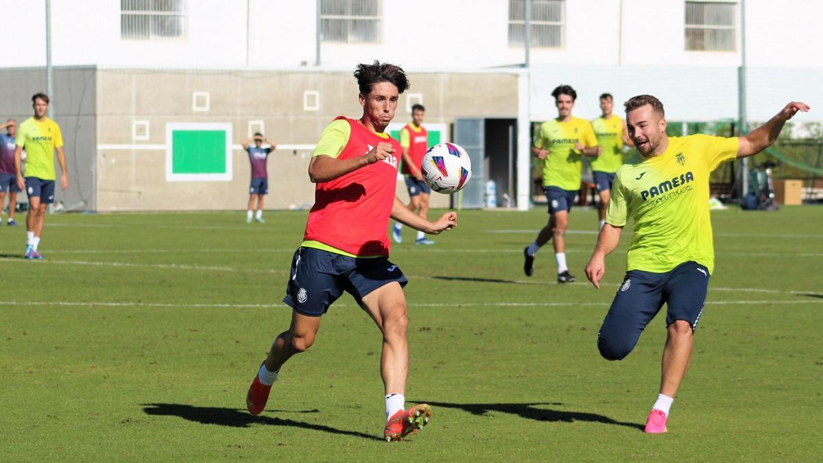 Lanchi y Javi Ontiveros pelean un balón en el entrenamiento del miércoles en el campo 9.