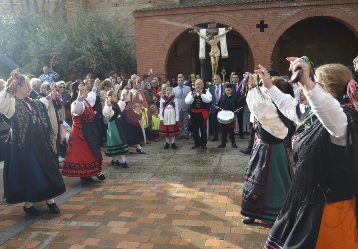 El grupo de La Rueca recibió al Cristo a las puertas de la iglesia. | E. P.