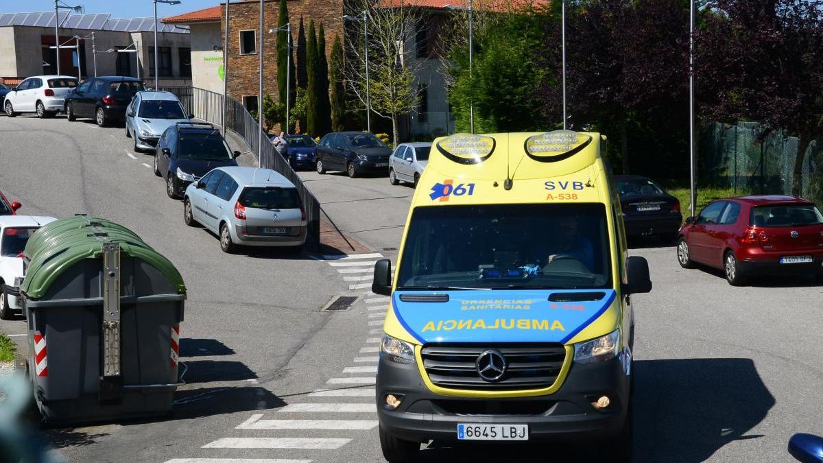 Una ambulancia entra en la residencia DomusVi de Aldán, donde hoy ha fallecido otra persona. // Gonzalo Núñez