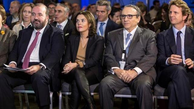 La vicepresidenta del Gobierno de España, Soraya Sáenz de Santamaría, flanqueada por José Luis Sainz (a la izquierda de la foto), presidente de la AEDE, y Javier Moll, presidente de Prensa Ibérica, grupo al que pertenece Levante-EMV, quien tiene a su lado a Carlos Godó, consejero delegado del grupo Godó.