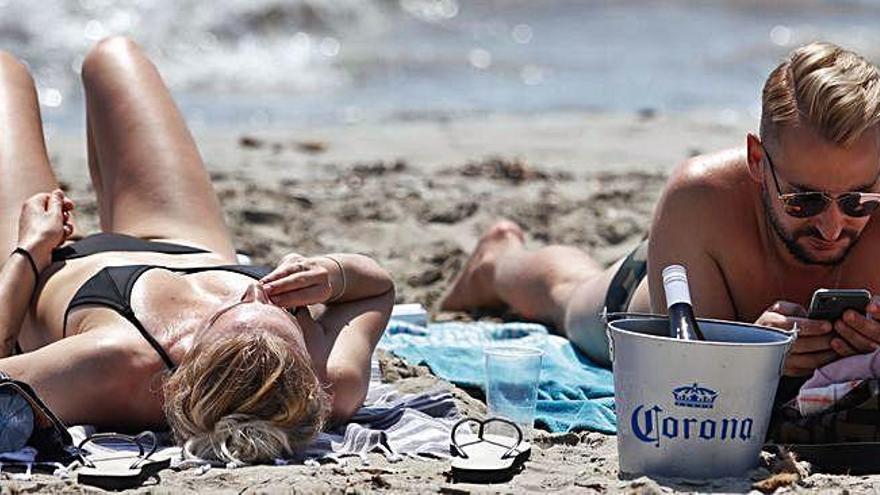 Turistas en una playa de Ibiza el pasado mes de julio.