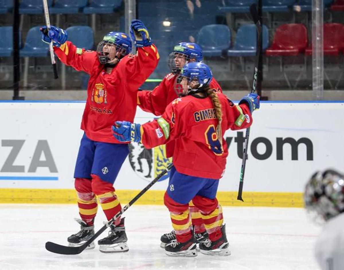 Les jugadores de la selecció espanyola celebrant un gol