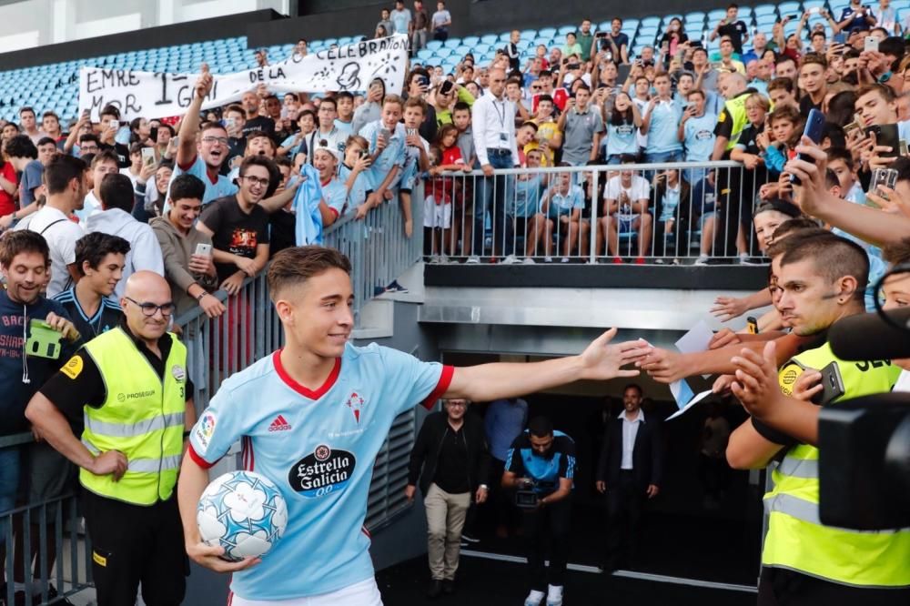 Cientos de aficionados acudieron a estadio del Celta para dar la bienvenida al fichaje estrella de la temporada.