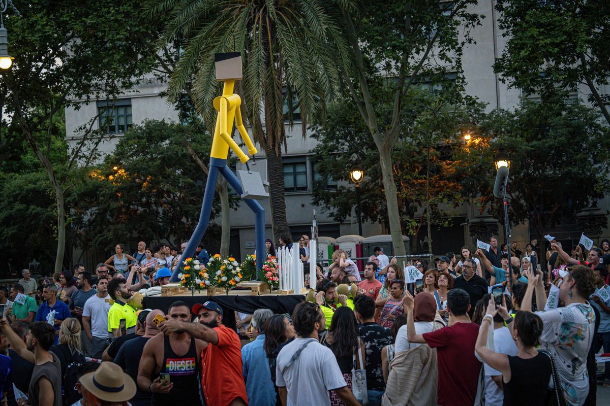 Marc Salicrú desata un espectáculo caótico con más de 300 personas en el Arc de Triomf