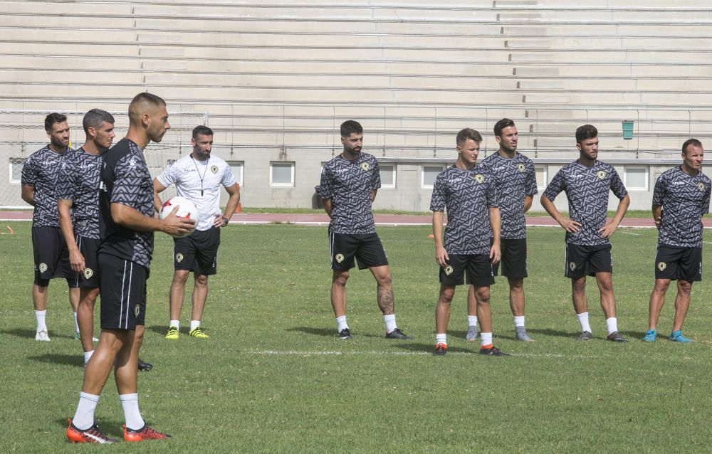 Primer entrenamiento del goleador Carlos Martínez