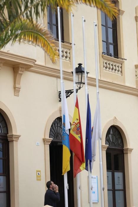 Las banderas de Adeje lucen a media hasta por el ...