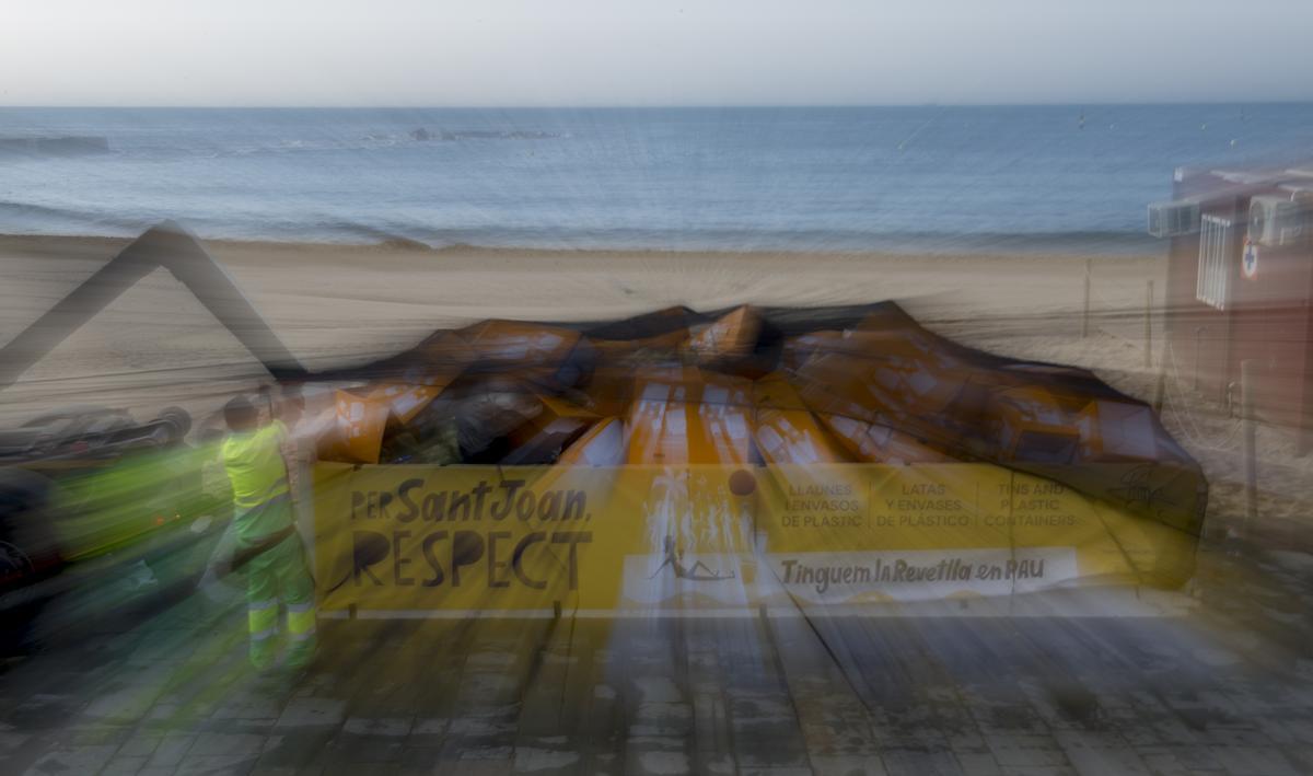 Desalojo y  limpieza de la playa de Nova Icaria tras la verbena de Sant Joan