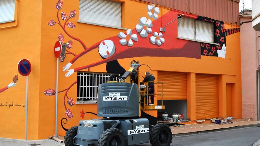 Valentí Gubianas pintant la façana del carrer del Sol