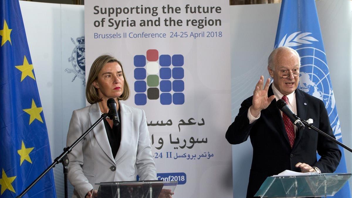 Mogherini (izq) y De Mistura, durante su rueda de prensa conjunta, en Bruselas, el 24 de abril.