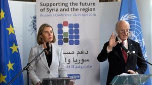 Mogherini (izq) y De Mistura, durante su rueda de prensa conjunta, en Bruselas, el 24 de abril.