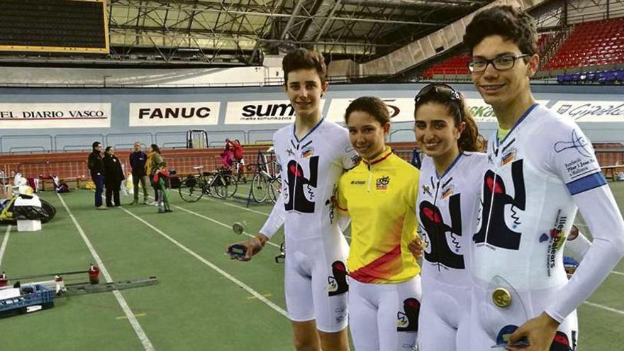 Francesc Bennàssar, Lucía Gómez, Marina Garau y Llorenç Tomàs en el velódromo de Anoeta.