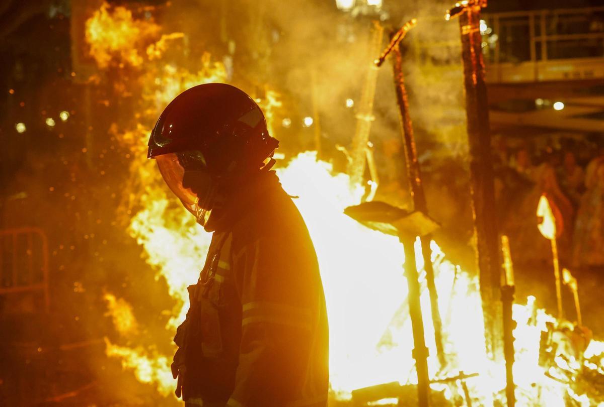 Los bomberos son claves en el operativo de las Fallas de València.