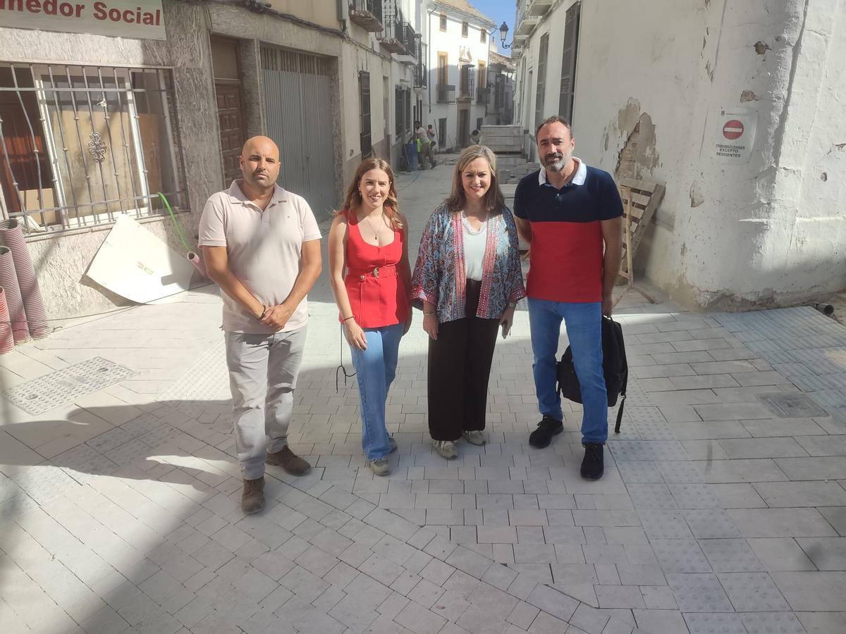 La alcaldesa de baena, el concejal y técnicos, en las obras de la calle San Bartolomé.