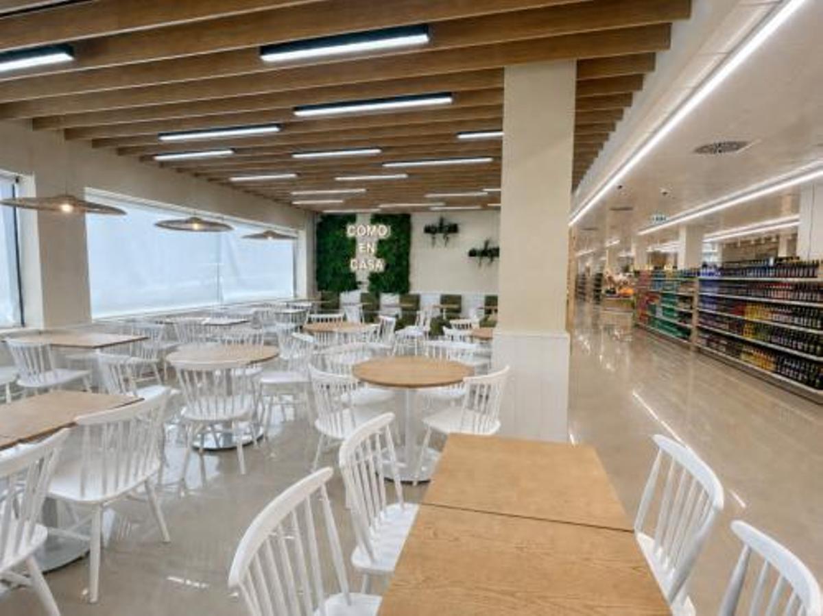 La amplia cafetería es uno de los atractivos del establecimiento.