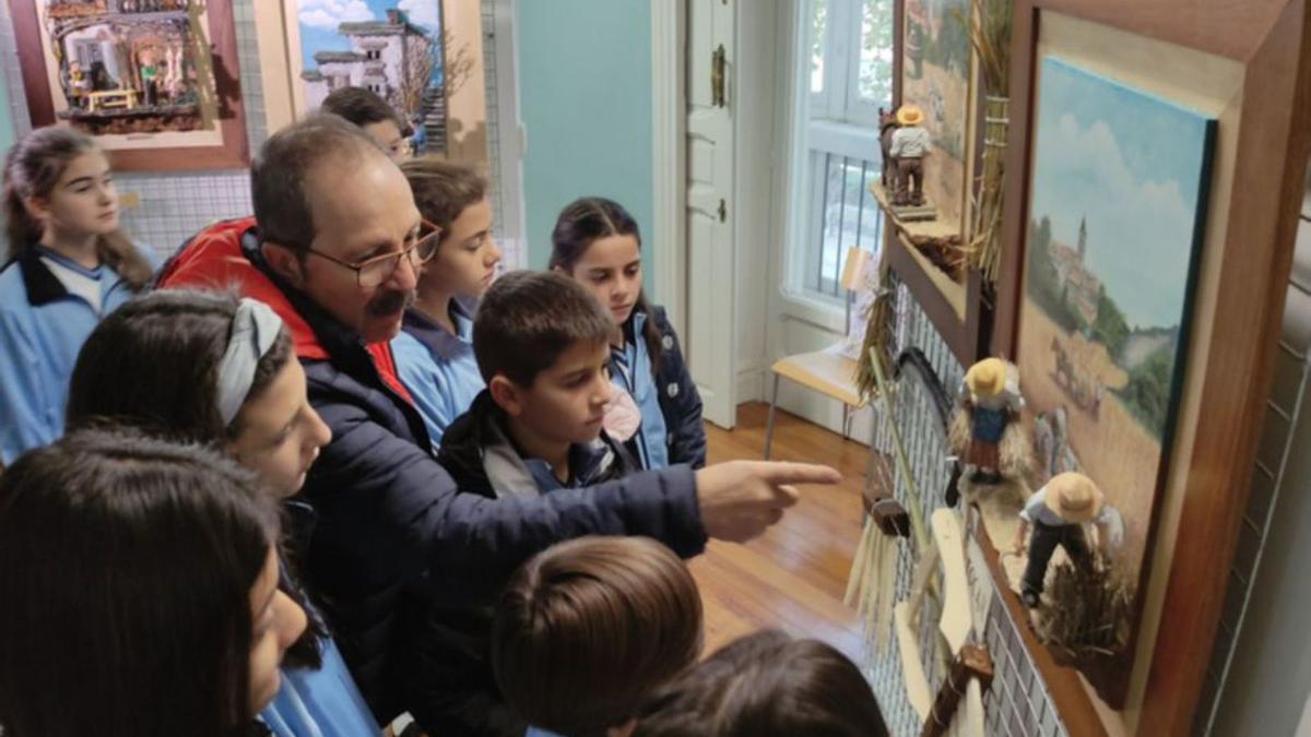 José Ángel Llamas explica los detalles de la exposición a alumnos de San Vicente de Paúl. | E. P.