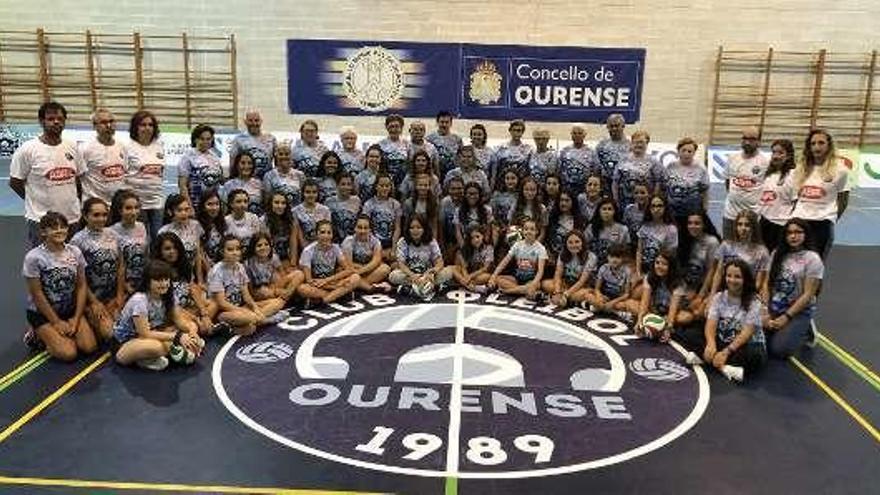 Foto de familia del club Voleibol Ourense. // FDV