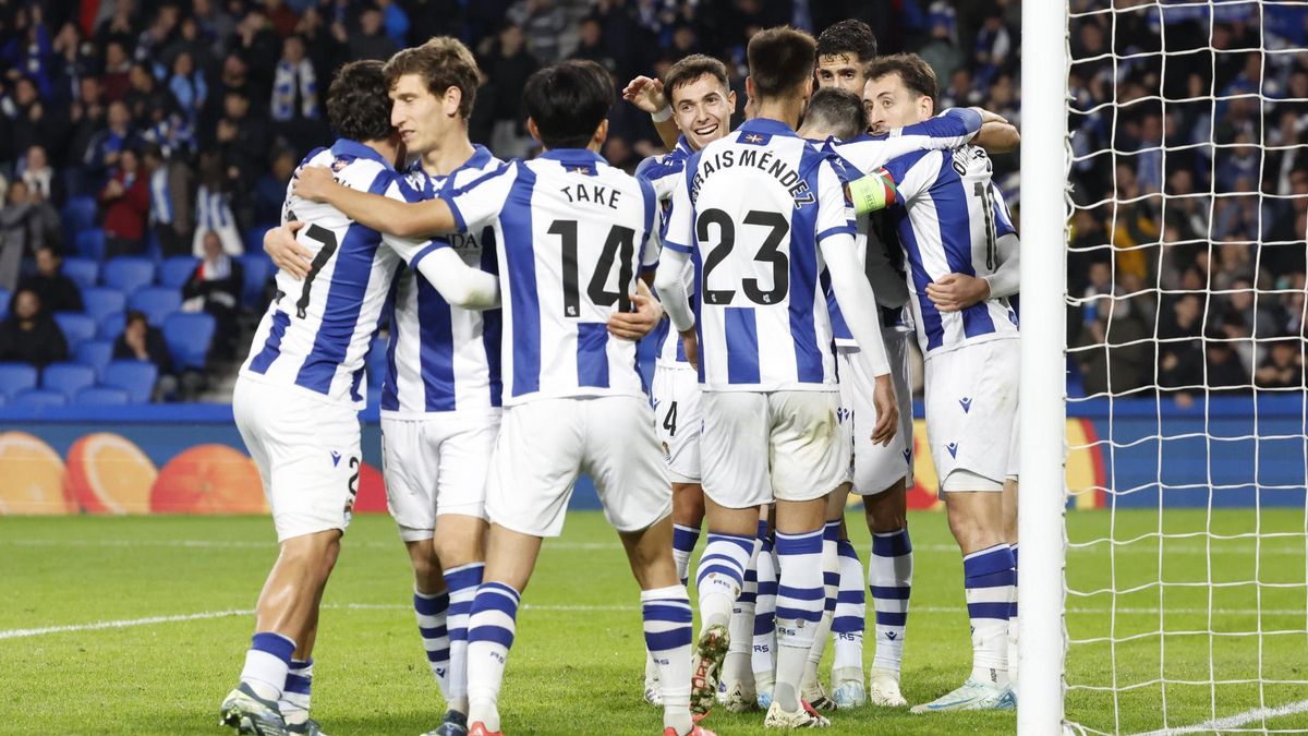 Los jugadores de la Real celebran el primer gol ante el Ajax.