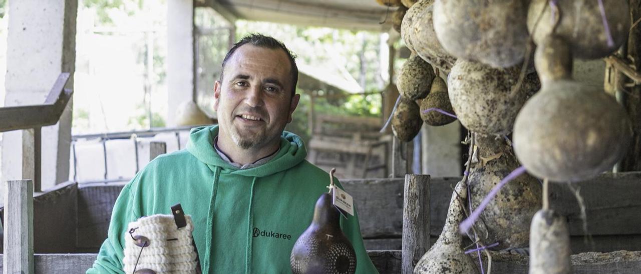 Dukaree Gourd: las lámparas y objetos hechas con calabazas del artesano Blas Piñar