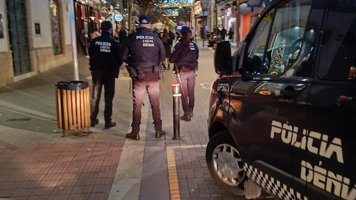 La Policía Local de Dénia, en la calle la Mar