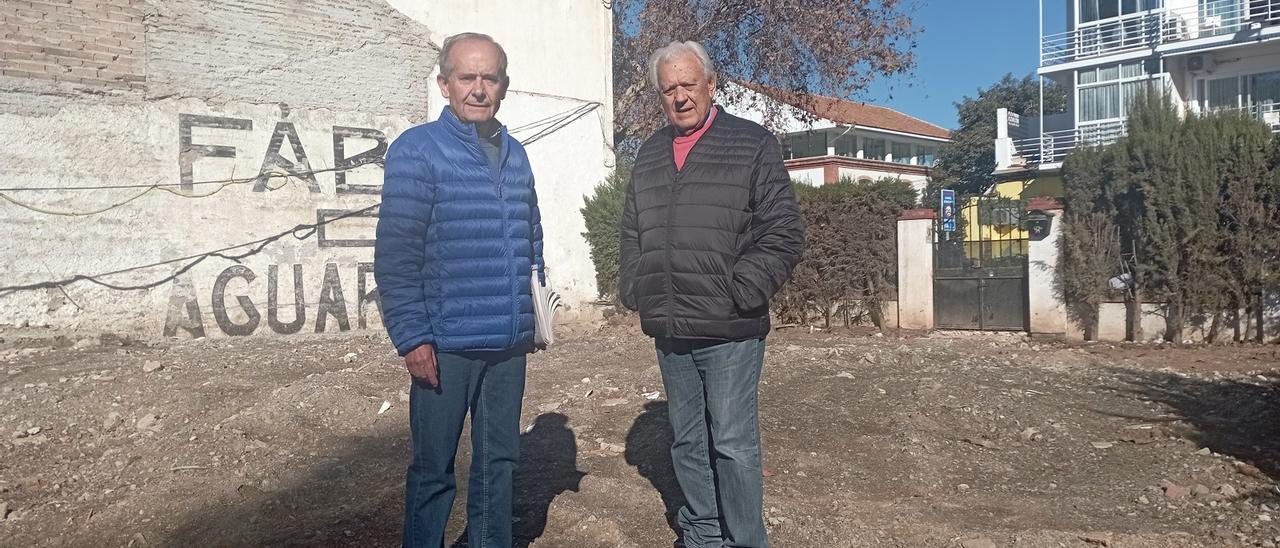 Los dirigentes vecinales Adolfo García y Antonio Delgado, en el solar de la casa de estilo regionalista, en la avenida J.S.Elcano