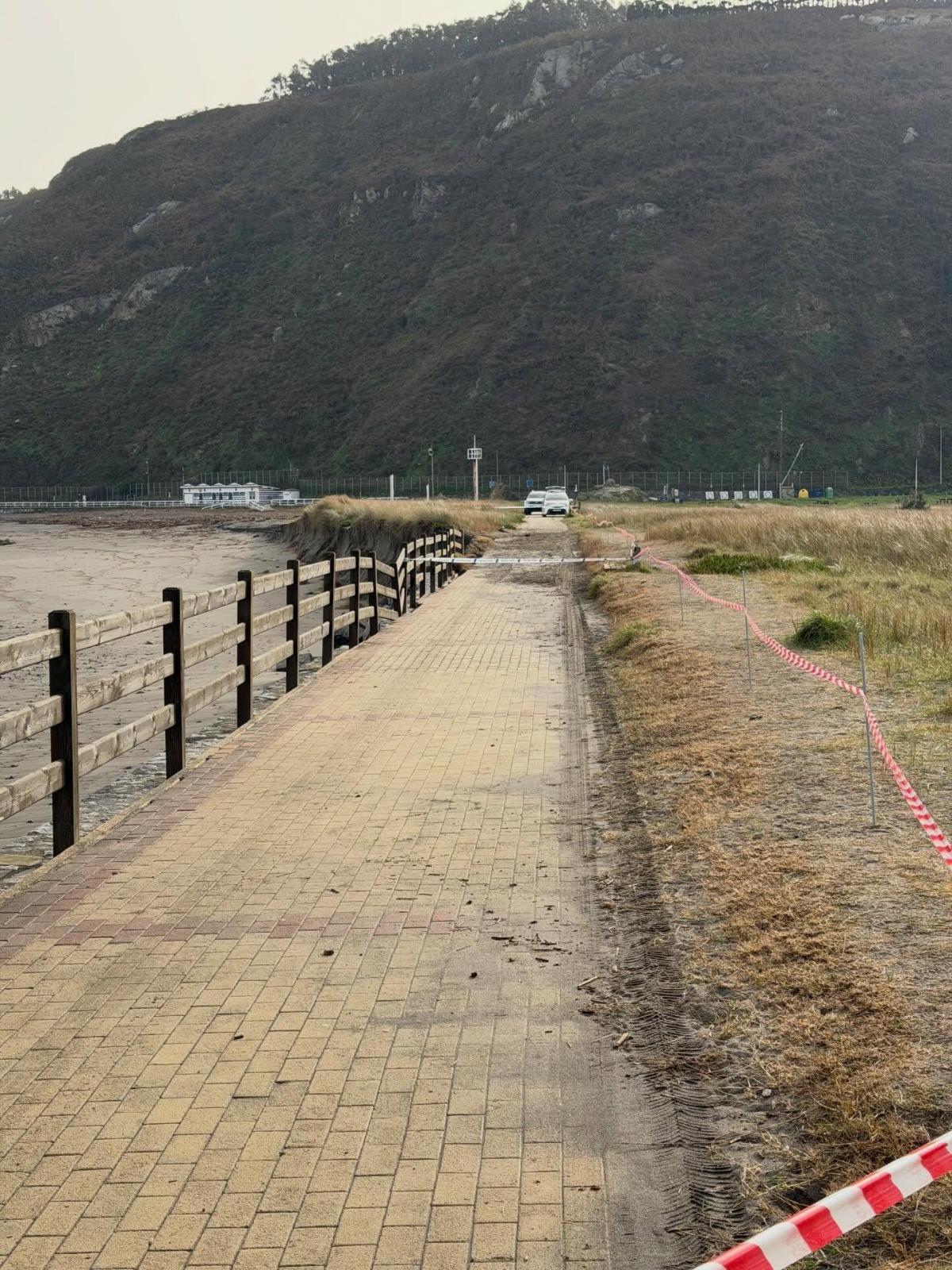 Estado del paseo de la playa, este viernes.