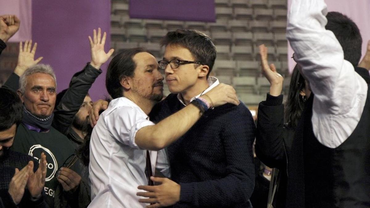 Pablo Iglesias e Íñigo Errejón se dan un frío abrazo, este domingo en el palacio de Vistalegre.