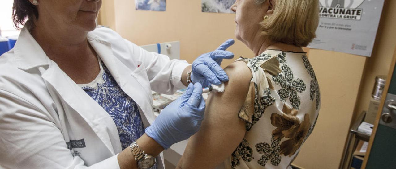 El Colegio de Enfermería pide a Fiscalía que aclare si tienen que vacunar contra la gripe