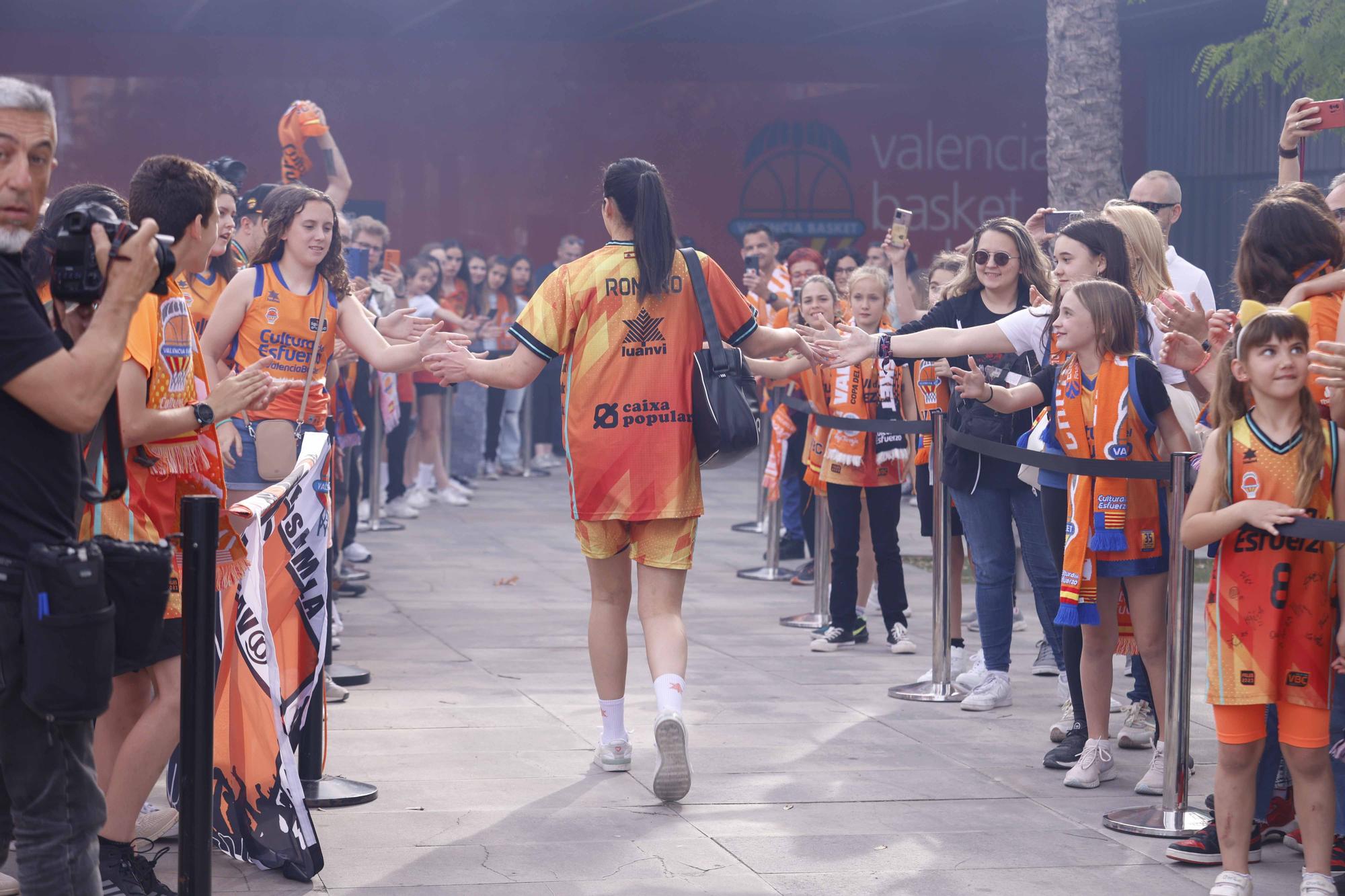 Así fue el recibimiento de los aficionados de Valencia Basket  antes de enfrentarse al  Perfumerías