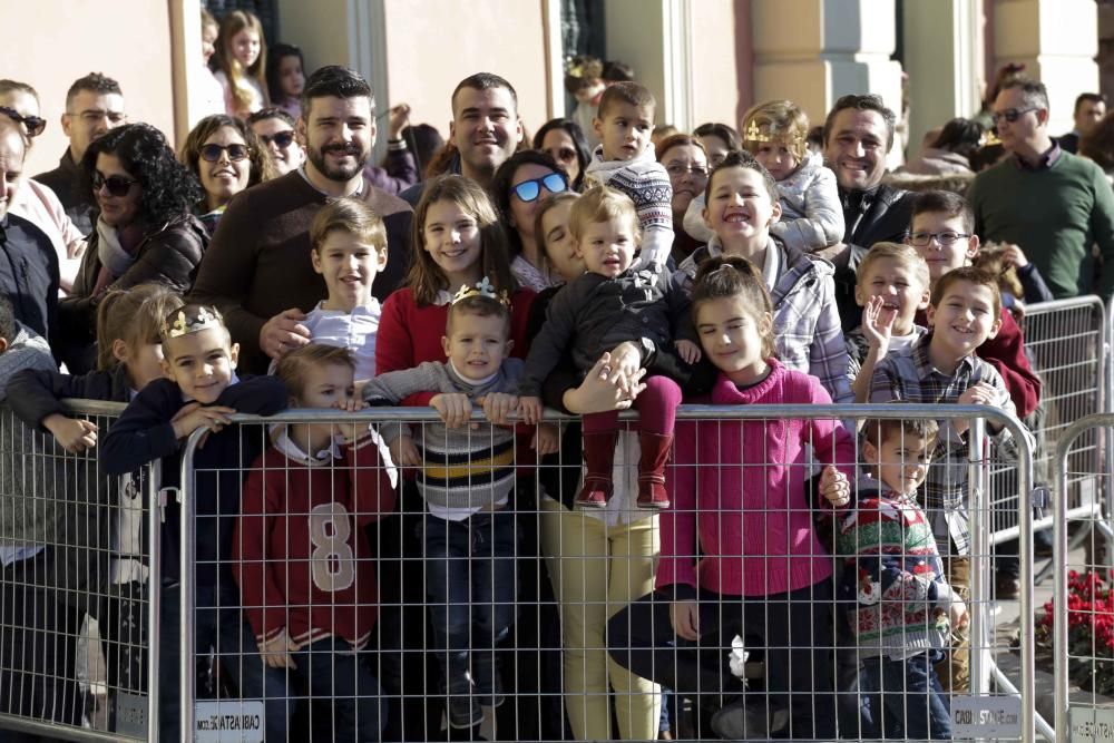 Los Reyes Magos llegan a Murcia repartiendo Roscón