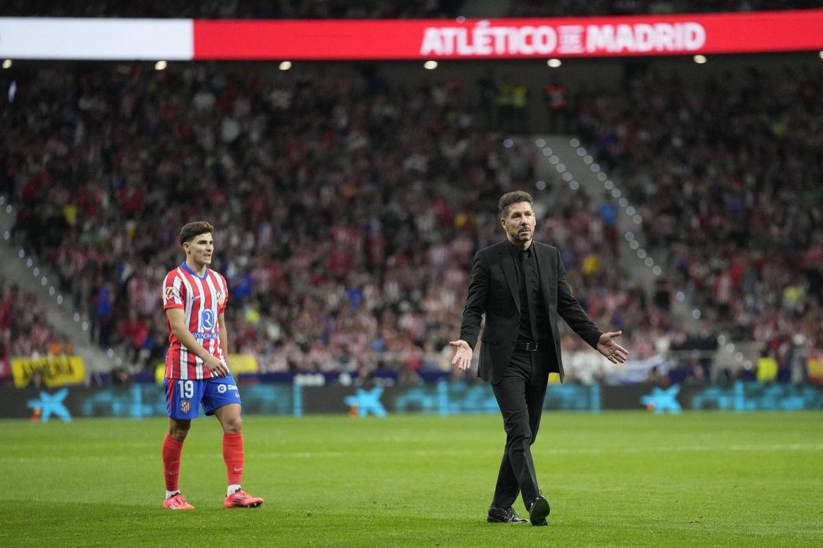Simeone y Julián Álvarez piden a los ultras que nos lacen más objetosa al campo