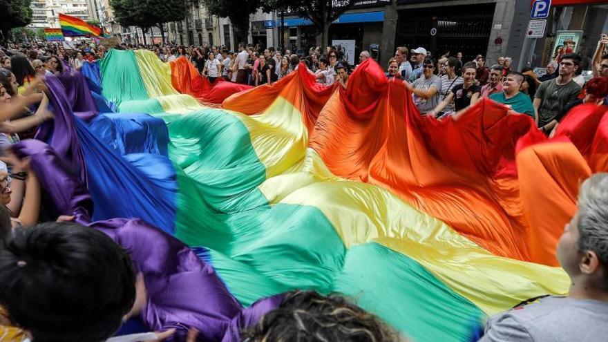 Golpean hasta dejar inconsciente a una pareja gay con un taco de billar en Santa Pola