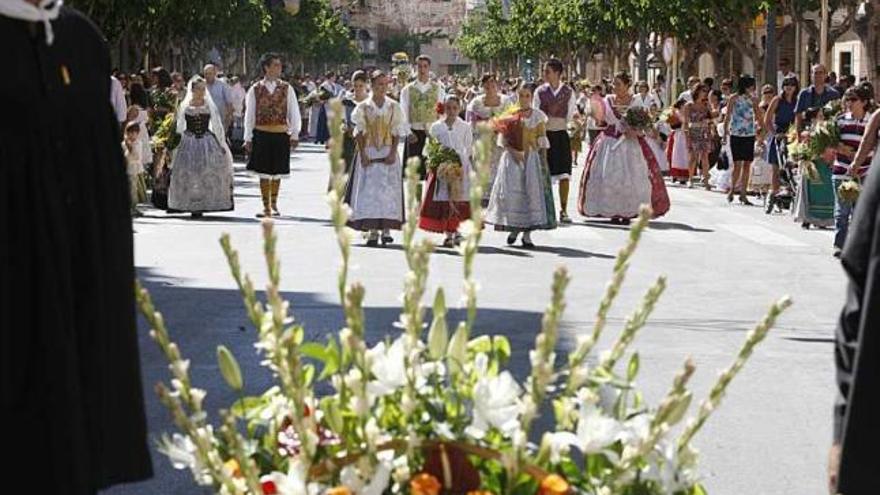 Imagen de la ofrenda de flores a la patrona de Mutxamel.