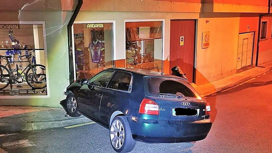 El coche se estrelló contra un negocio en Montero Ríos.   | // FDV