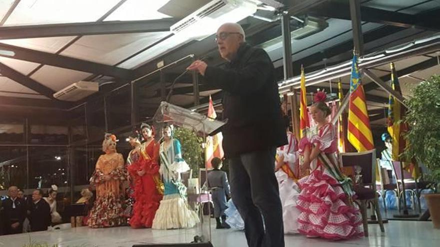 El edil de Fiestas, José Pérez, en el acto de coronación.