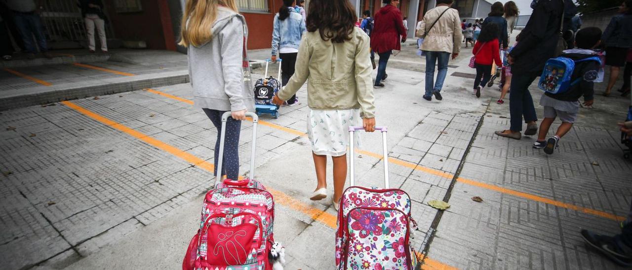 Un grupo de alumnos, accediendo a un centro educativo en un curso pasado. | LNE