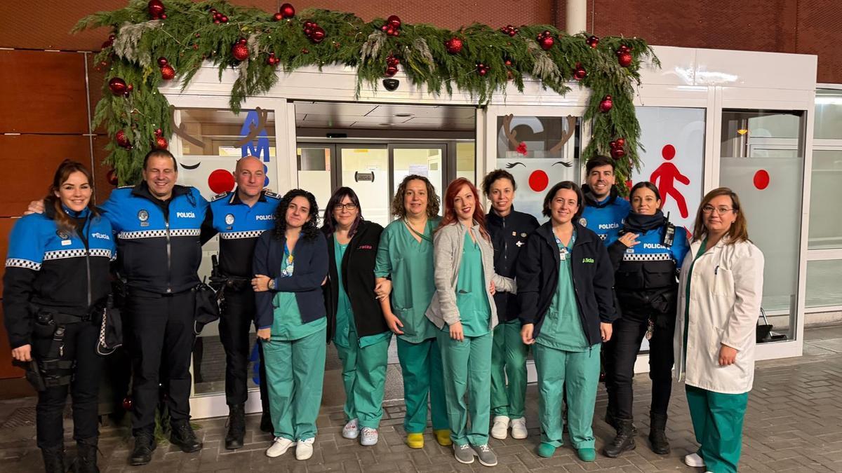 Sanitarios y agentes, durante la jornada solidaria.