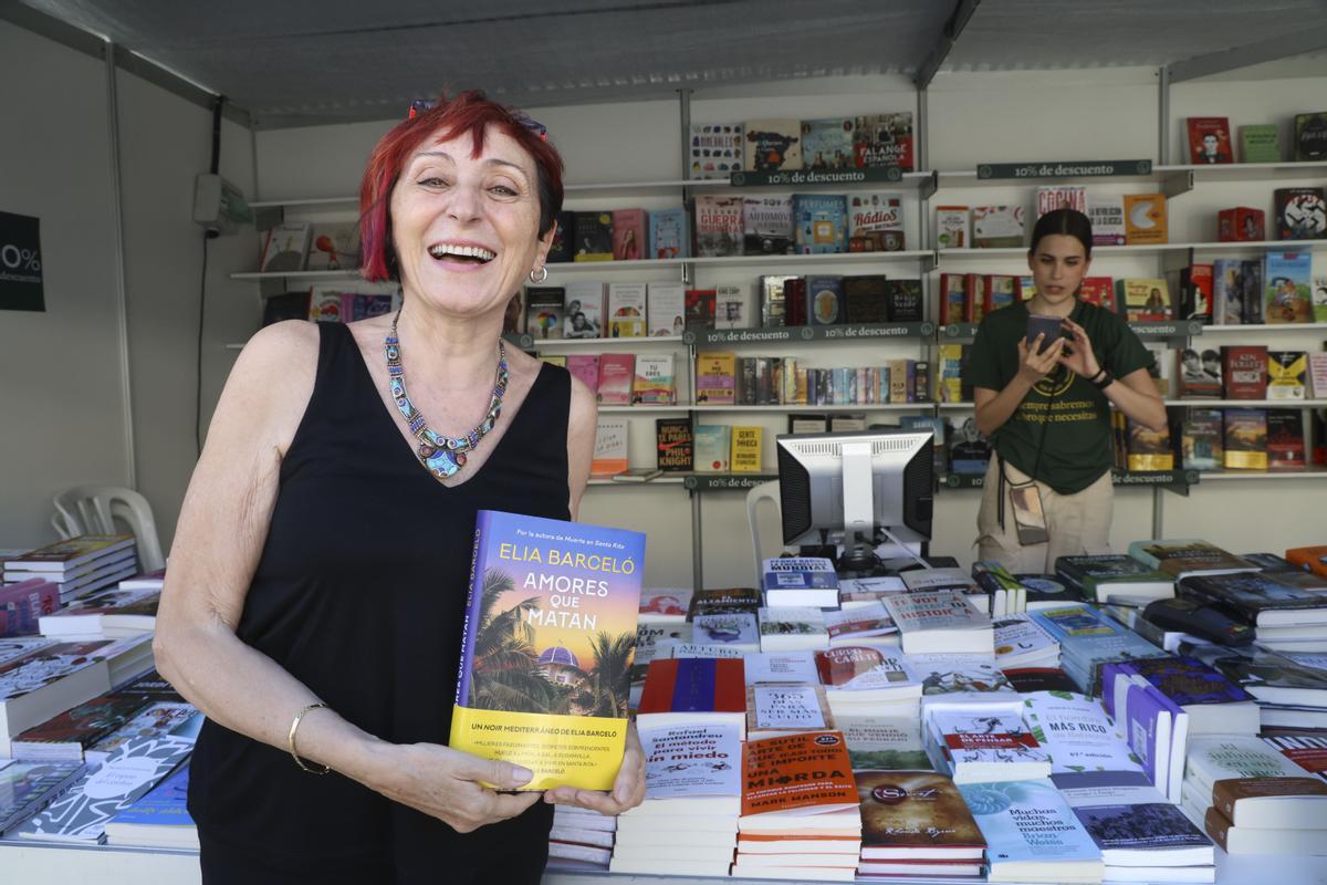 Elia Barceló con su novela &quot;Amores que matan&quot;, en la Feria del Libro de Alicante
